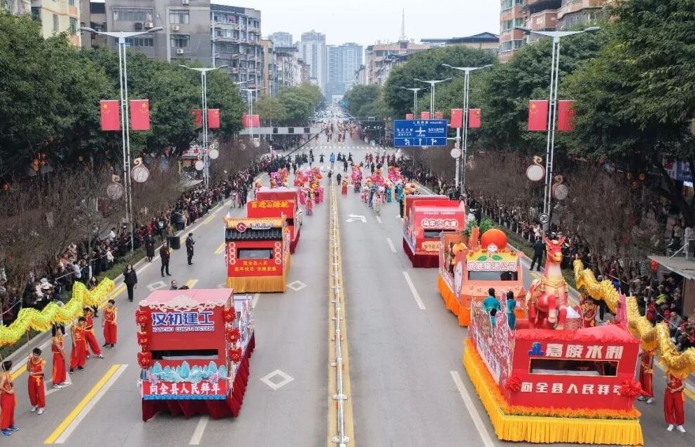 武胜县举行春节民俗文化巡游活动。武胜县融媒体中心供图