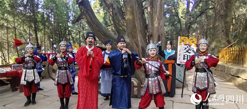 《点树交印》情景剧演员向全国人民拜年。人民网记者 刘海天摄