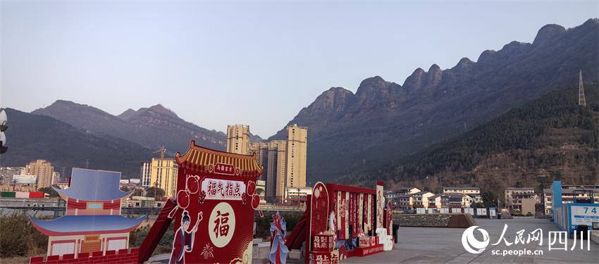 雄伟壮丽的剑门关景区喜迎游客。人民网记者 刘海天摄