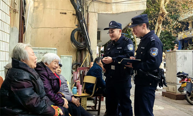 資溪派出所民警定期到老人聚集的地方了解民意。資陽市公安局供圖