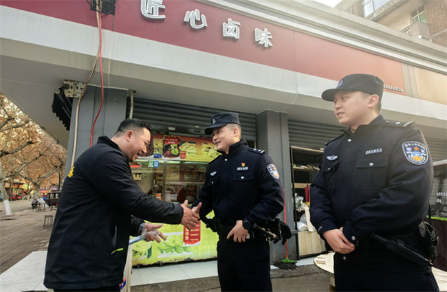 民警按照12345热线的要求，上门到张先生的卤菜摊回访。资阳市公安局供图