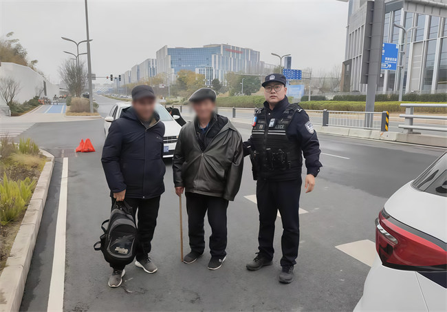 民警跨城将老人送到位于简阳的住处附近，并与其驾车来接的儿子一家团聚。资阳市公安局供图