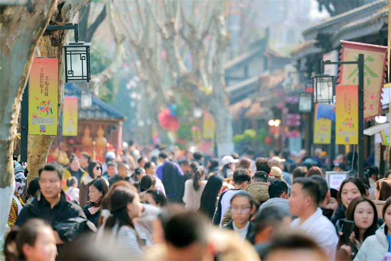 宽窄巷子景区的游客。陈静供图