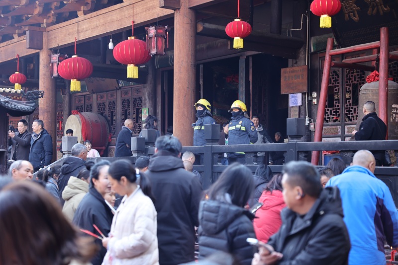 冕宁消防员正在执勤。冕宁县消防救援局供图