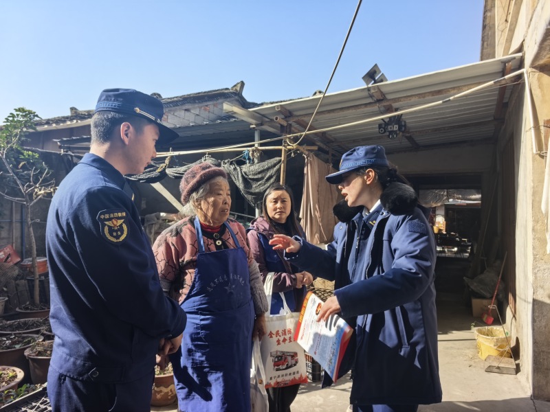 冕宁消防员正在做消防安全宣传。冕宁县消防救援局供图