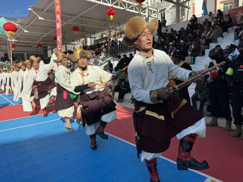 巴塘弦子舞展演现场。巴塘县委宣传部供图