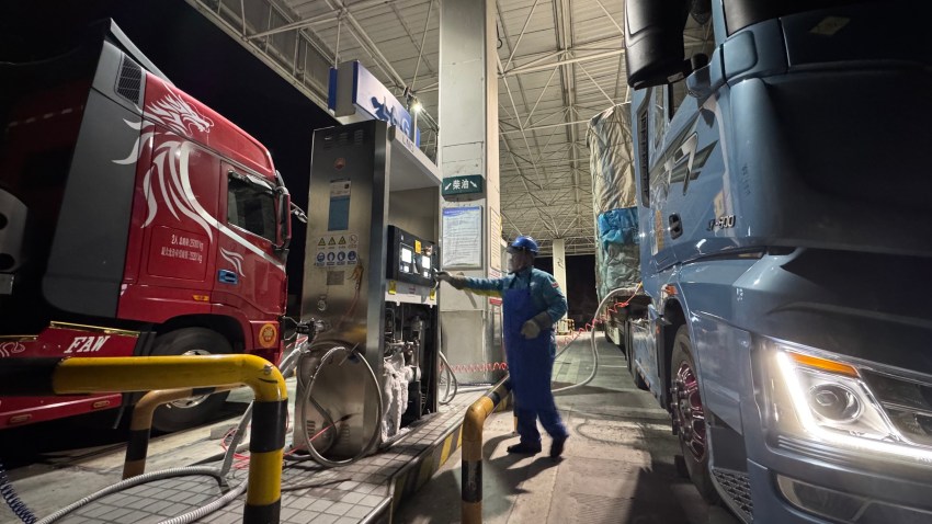 位于阿坝州茂县的岷江分公司金哈达加油加气站以24小时不间断服务保障过往车辆油气充足供应。吴勇摄