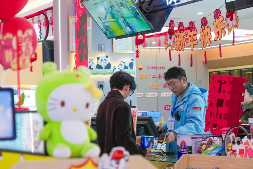 位于南充市滨江北路的南充分公司顺庆滨江综合能源站便利店内，客户正在选购春节旅途中需要的食物和日常用品。赵月摄