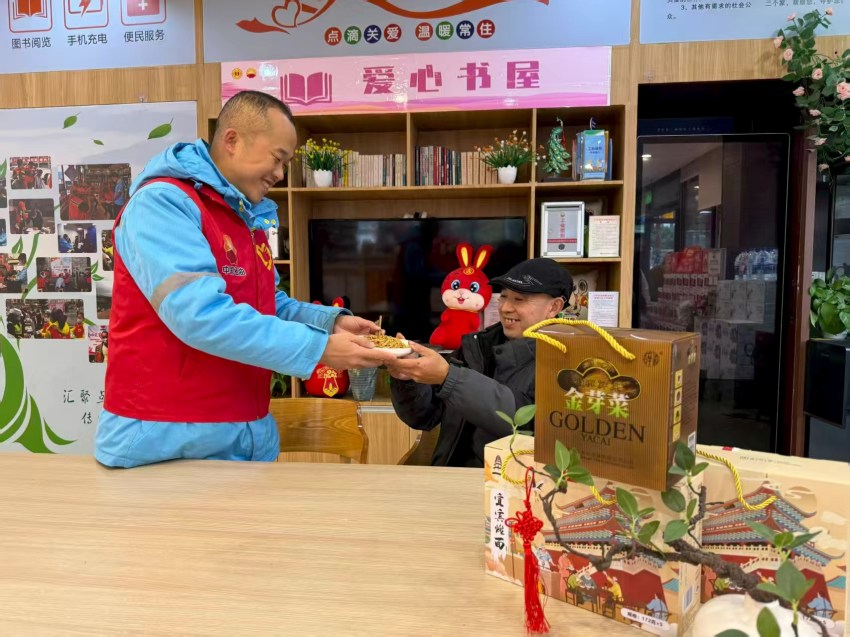 在宜宾分公司西区加油站内，青年志愿者为正在中油爱心驿站休息的顾客赠送免费燃面。陆星利摄