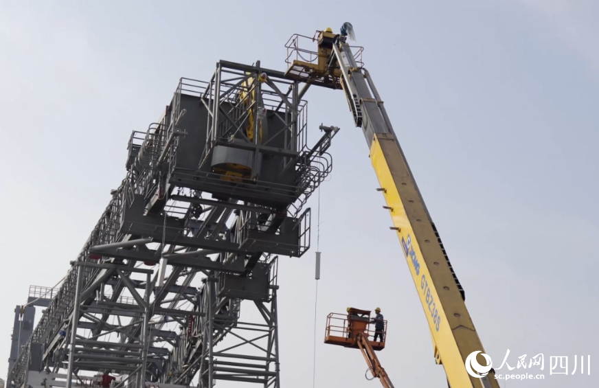 AI智能鑽機井架起升。人民網記者 王波攝