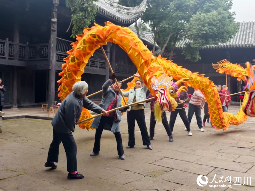 仓山镇帝主庙,艾国珍指导龙灯队舞龙。人民网记者 郭莹摄