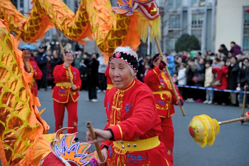 艾婆婆带领龙灯队参加巡游。受访者供图