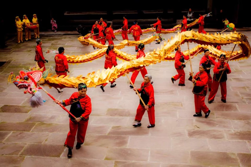 “仓山太婆龙”延续40多年,图为10年前龙灯队舞龙场景。受访者供图