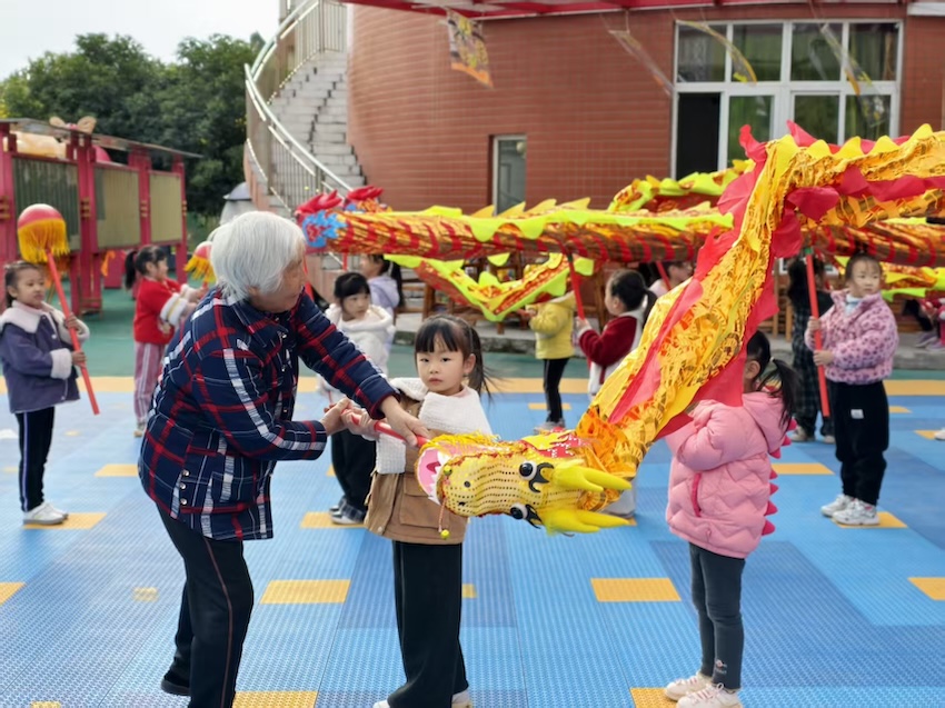 “龙婆婆”进校园教授舞龙。受访者供图