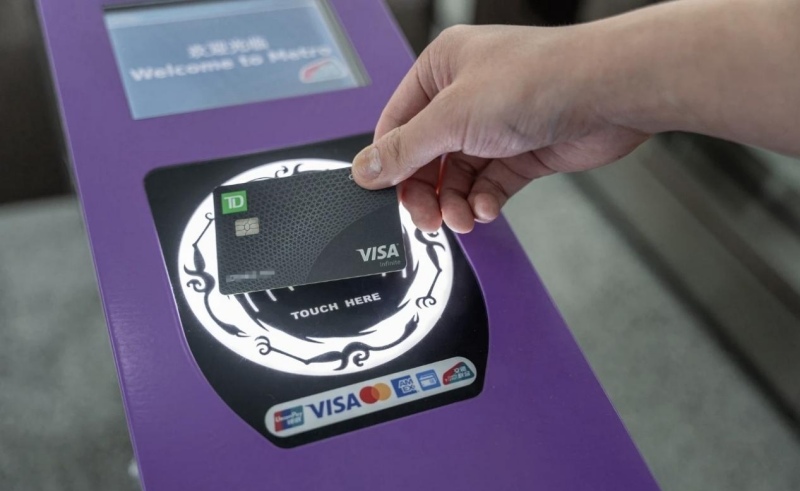 使用VISA卡刷卡通过成都地铁闸机。工行成都分行供图