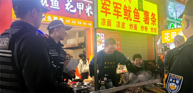 民警回訪“軍軍魷魚”業主楊某。資陽市公安局供圖
