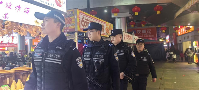 民警在中學路商圈巡邏。資陽市公安局供圖