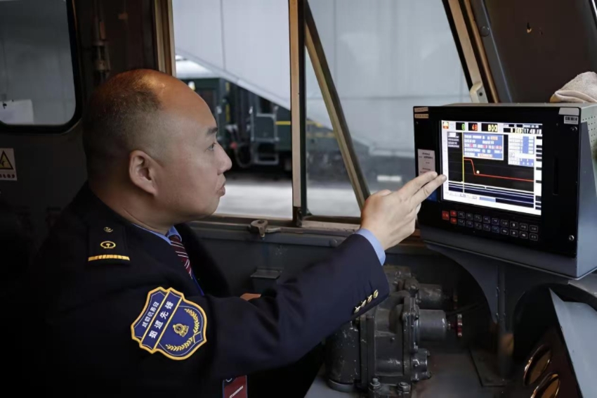 李興旺正在司機室核對監控信息。成都機務段供圖