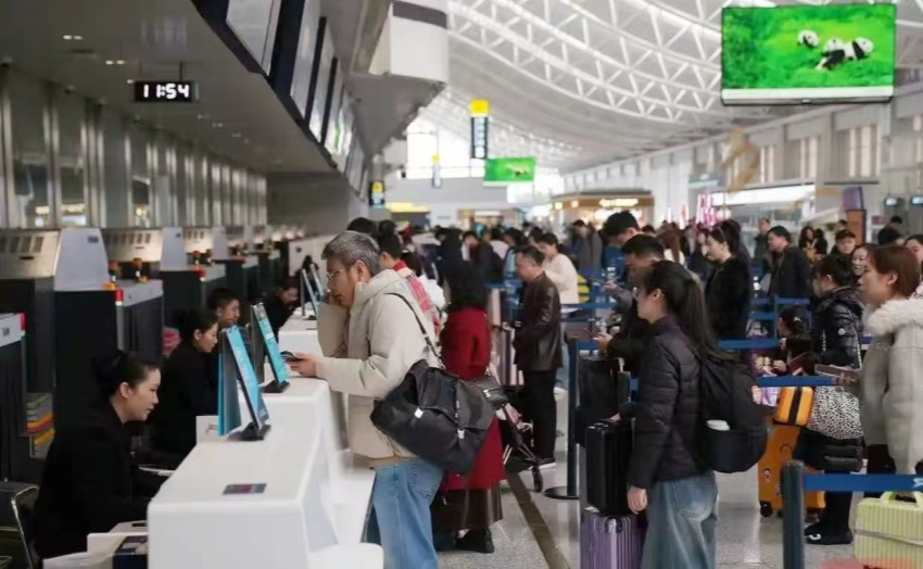 旅客们正在办理值机、托运等手续。天府国际机场供图