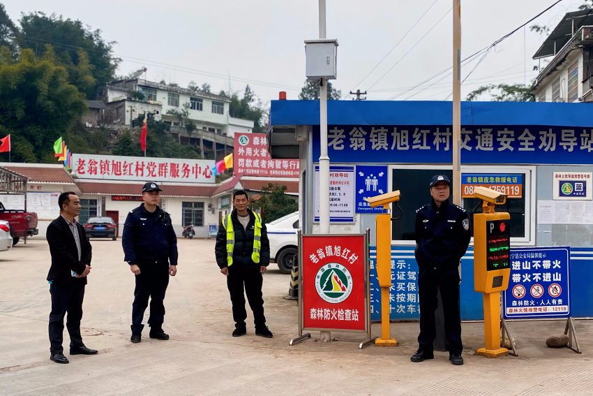 参与防火卡点值守检查。长宁公安供图