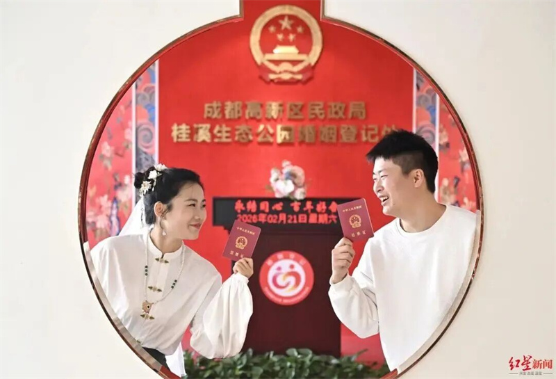 新人在成都领证。成都市文广旅局供图