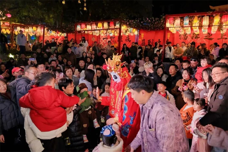 游客夜游锦江。成都市文广旅局供图