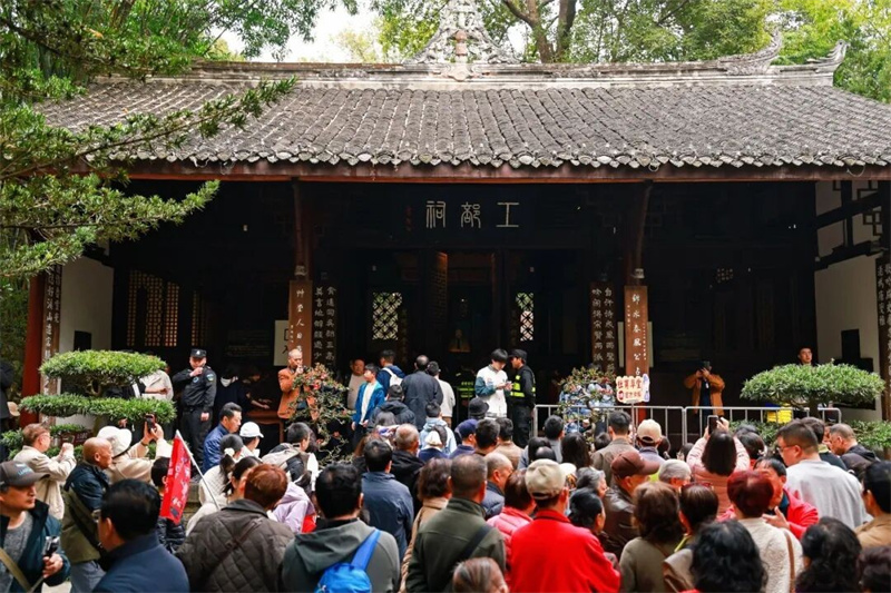 游客游草堂。 成都市文广旅局供图