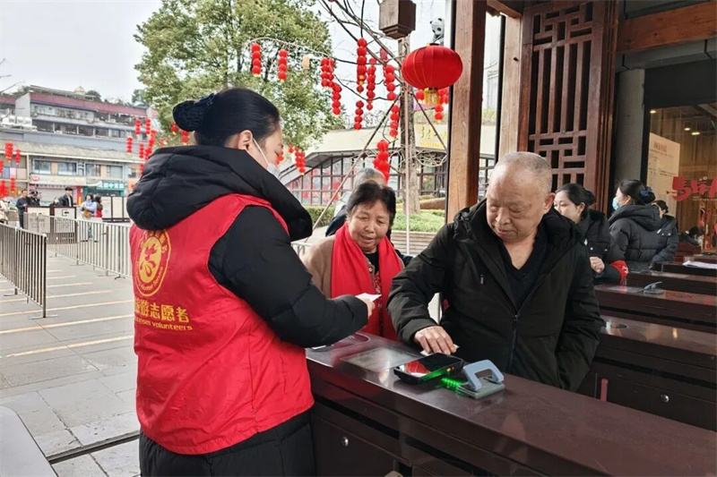 志愿服务在景区场馆中随处可见。成都市文广旅局供图