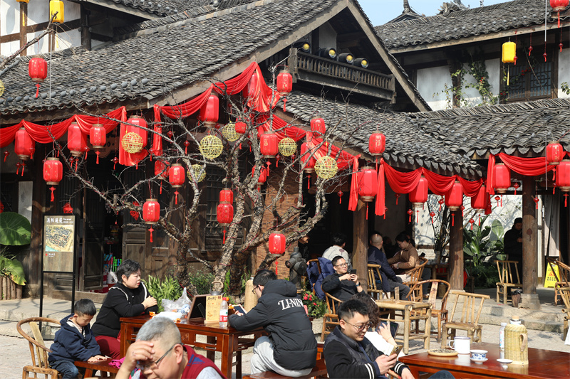 市民游客在暖陽中品味川南早茶,感受休閑慢時光。翠屏區融媒體中心供圖