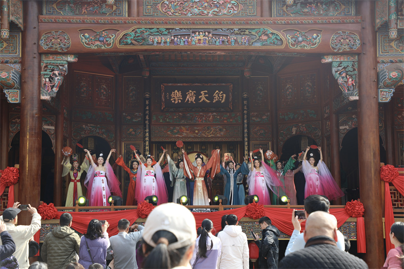 市民游客驻足戏台前，沉浸式欣赏剧目表演，感受传统艺术的魅力。翠屏区融媒体中心供图