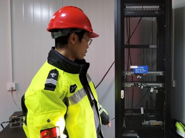 网络工程师进行设备巡检。四川电信供图