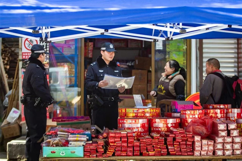 民警正在檢查煙花爆竹銷售點。四川省公安廳供圖