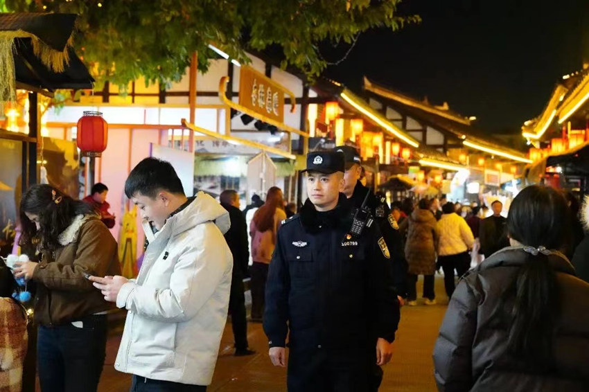 民警正在開展夜間巡邏工作。四川省公安廳供圖