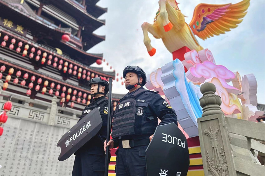 民警執勤站崗，守護平安春節。四川省公安廳供圖