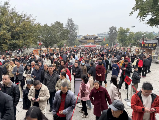 大佛寺景区游客。徐振宇供图