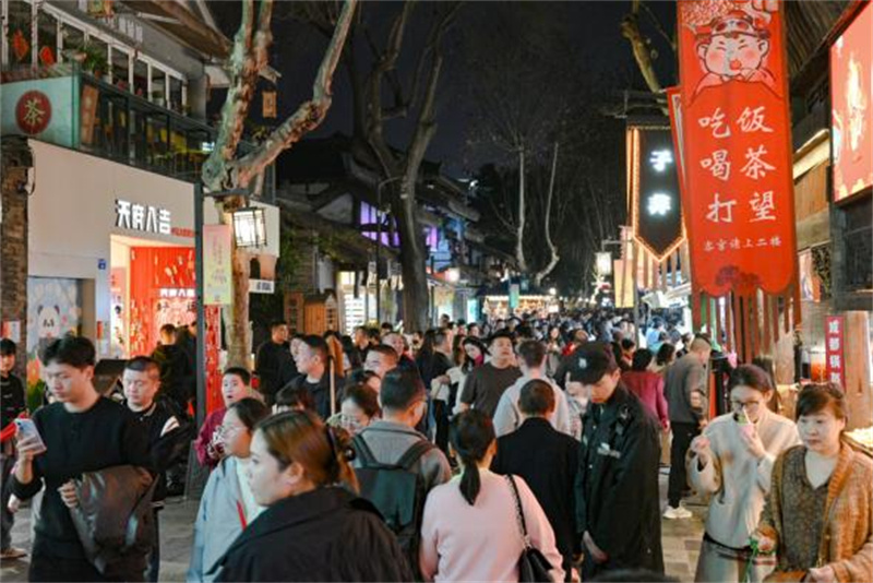 游客游青羊。郑栋梁供图