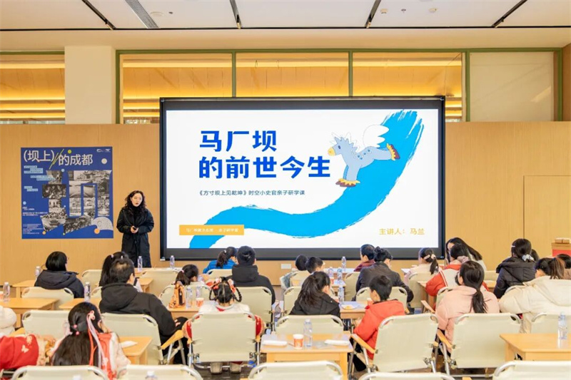 为市民游客讲解马厂坝的发展历程。陈静供图