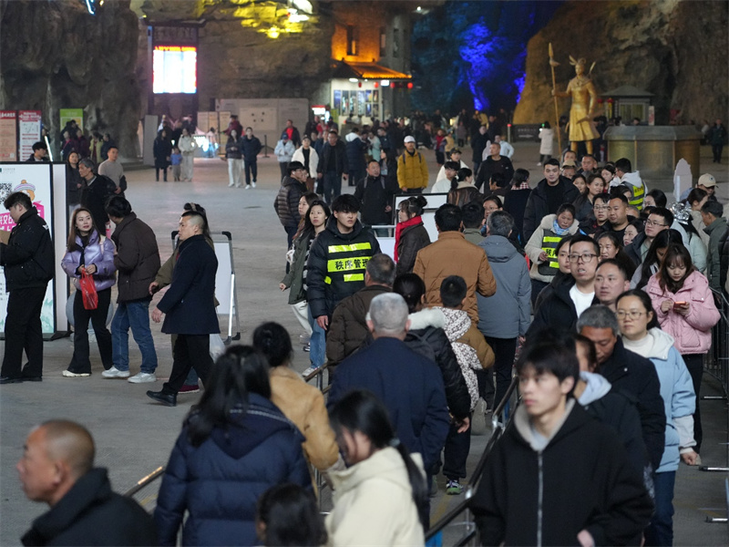 游客排队进入景区。兴文石海景区供图