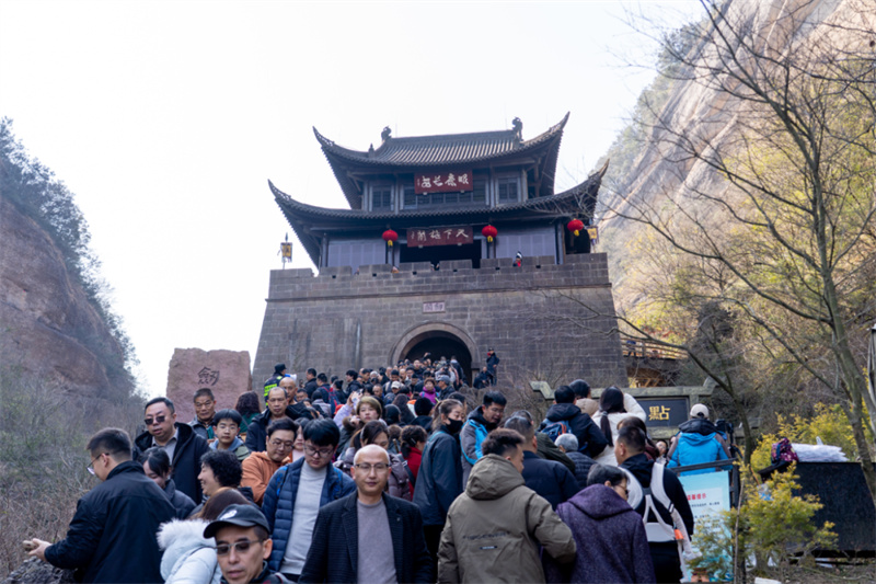 春节期间，游客游剑门关景区。剑门关景区供图