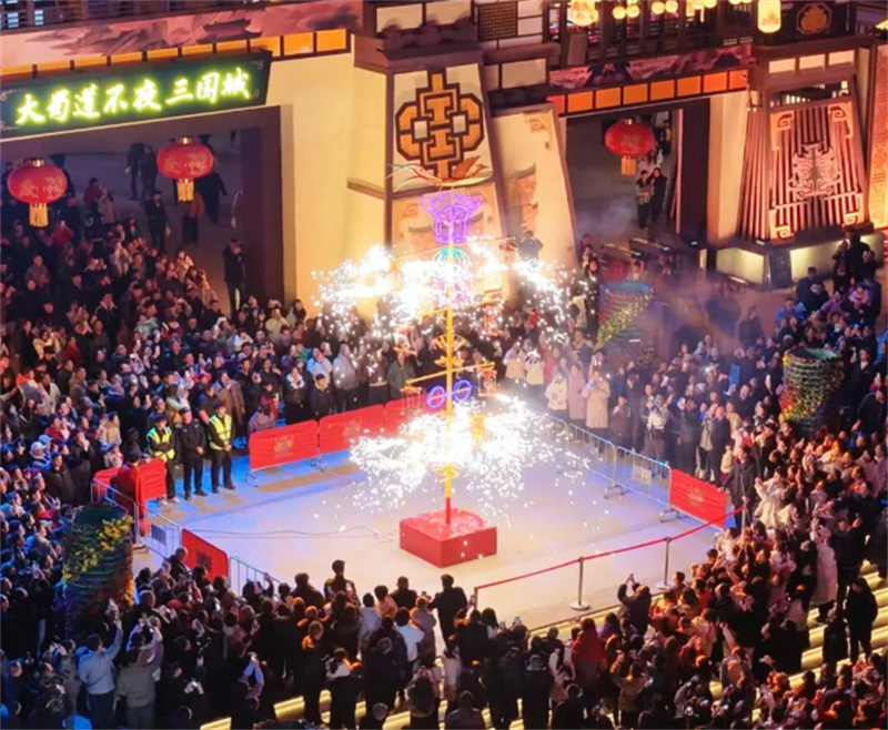大蜀道不夜三国城的游客。许甜甜供图