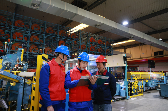 2月26日，国网成都市东部新区供电公司“电管家”团队在川橡集团了解用电需求，指导设备日常运维重点，保障复工复产用电安全可靠。陈昱琪摄