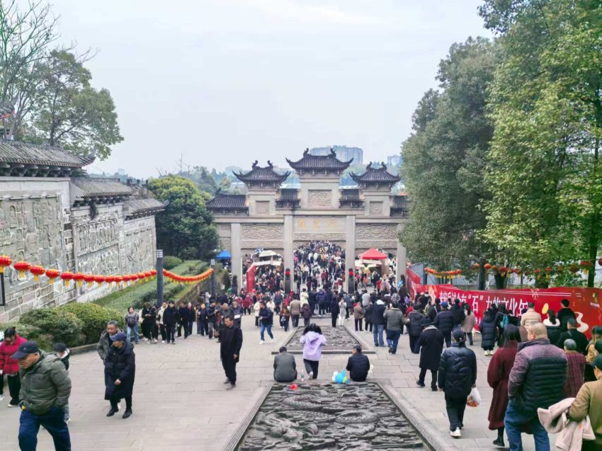 石刻景区游人如织。潘政吉摄
