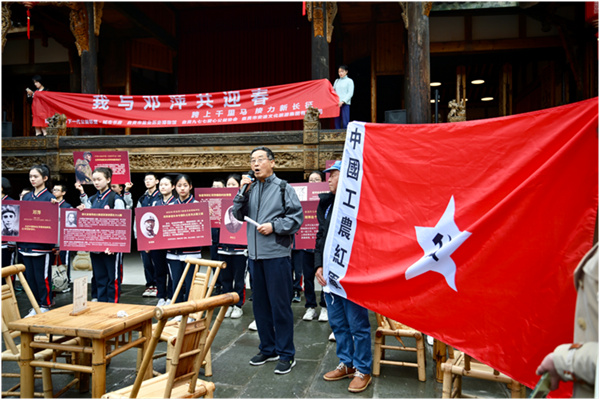 聆听党史故事。自贡市退役军人事务局供图