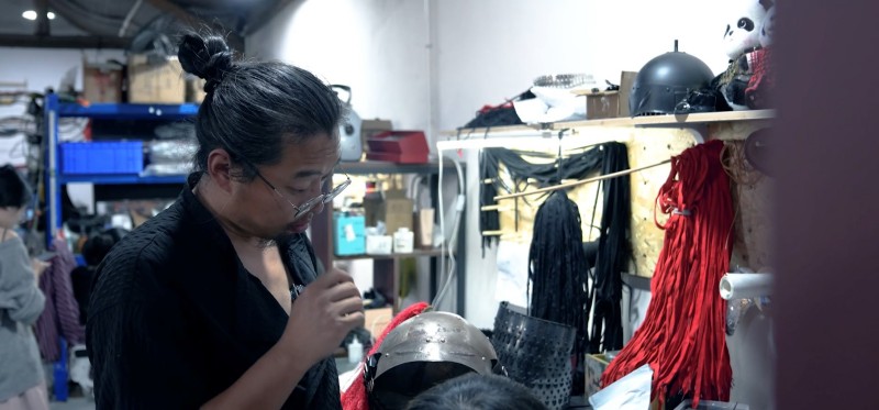 成曦在打理他的小店。共青团遂宁市委供图
