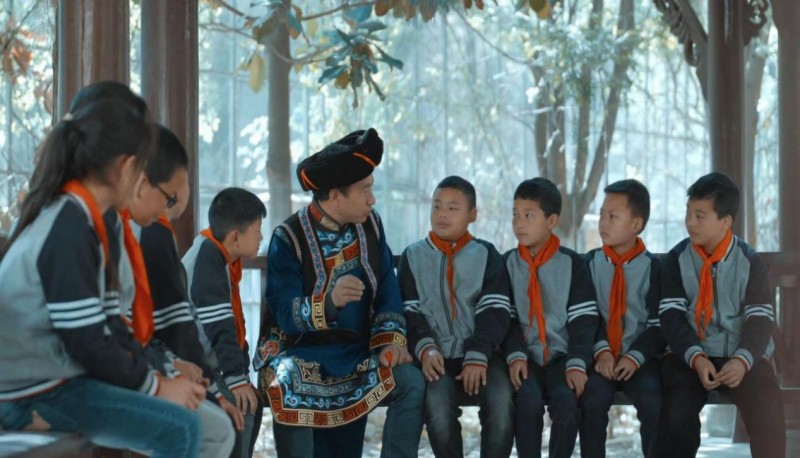 國家級非遺代表性傳承人向孩子們講述大禹的故事。汶川縣文廣體旅局供圖