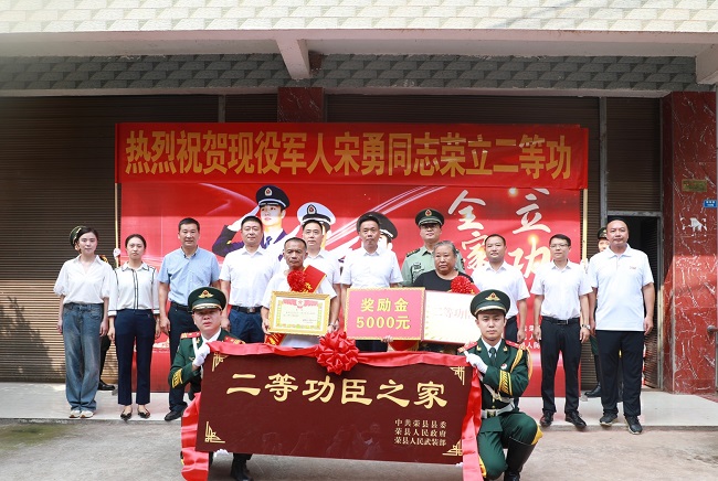 为立功军人家庭送喜报。张庆麟供图
