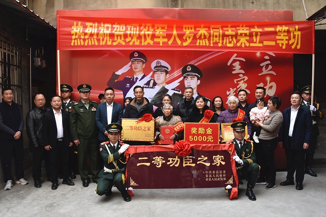 为立功军人家庭送喜报。张庆麟供图