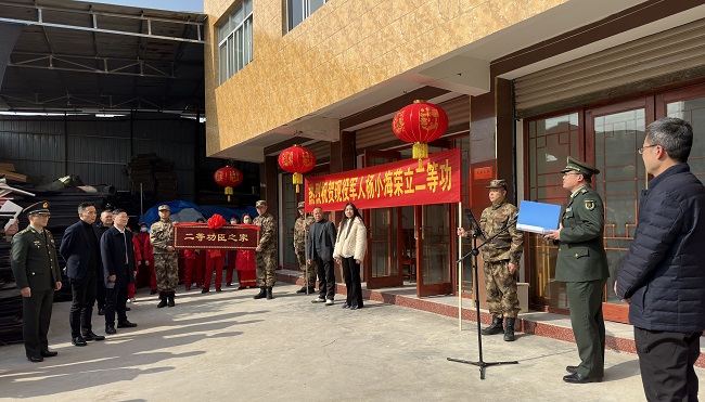 为立功军人家庭送喜报。张庆麟供图