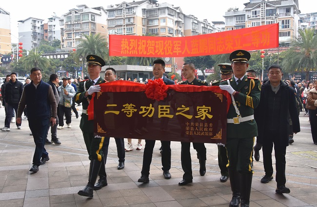 为立功军人家庭送喜报。张庆麟供图