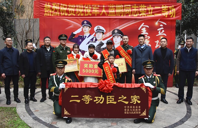 为立功军人家庭送喜报。张庆麟供图